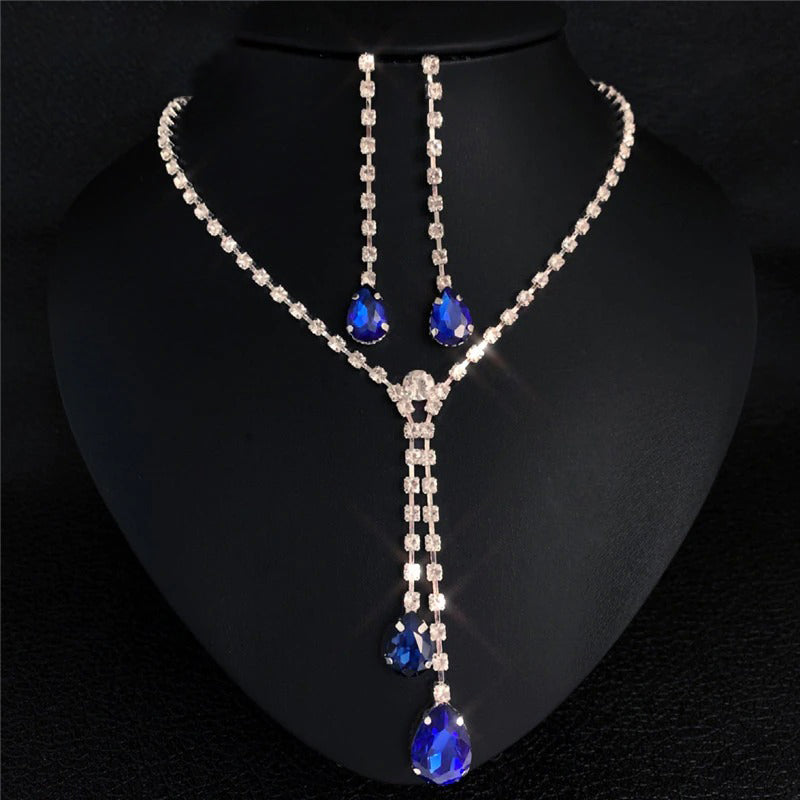 Wunderschönes Schmuckset mit Halsketten und Ohrringen mit Strasssteinen