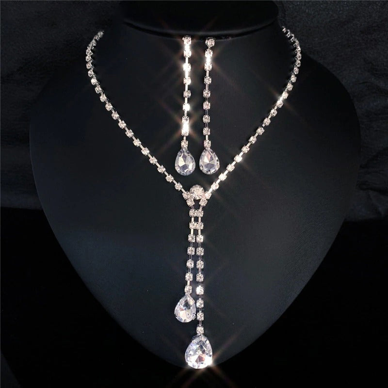 Wunderschönes Schmuckset mit Halsketten und Ohrringen mit Strasssteinen