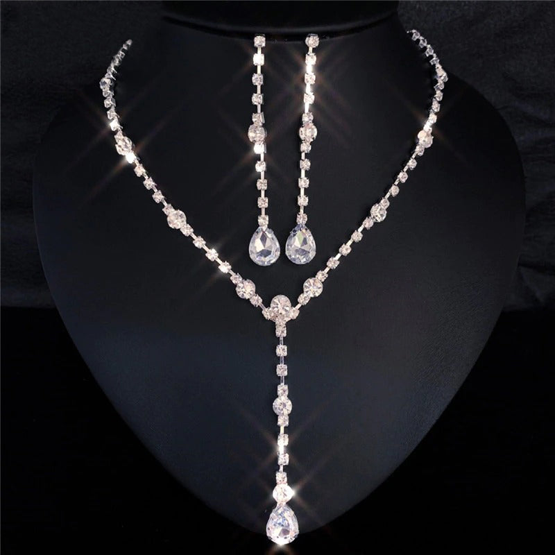 Wunderschönes Schmuckset mit Halsketten und Ohrringen mit Strasssteinen