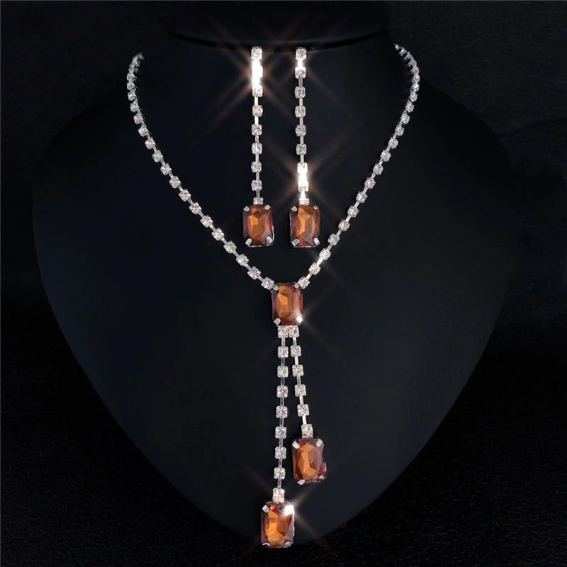 Wunderschönes Schmuckset mit Halsketten und Ohrringen mit Strasssteinen