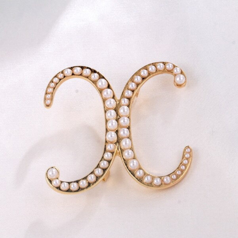 Wunderbare, personalisierte Brosche mit Buchstaben von A bis Z, eingebettet in Perlen