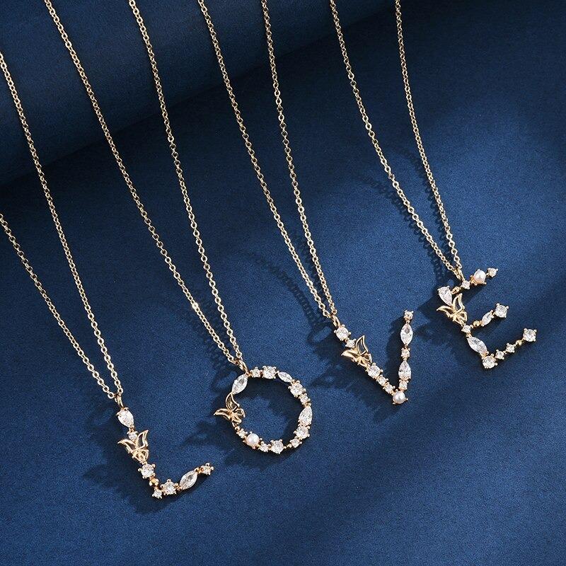 Halskette mit Anhänger aus Zirkonia und Schmetterlings-Anfangsbuchstaben