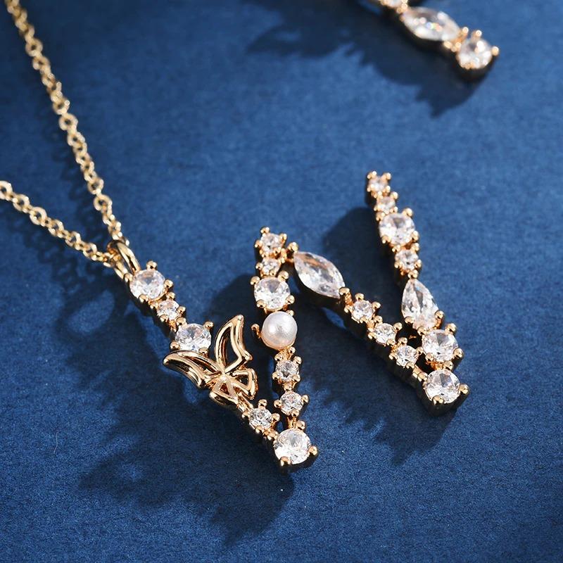 Halskette mit Anhänger aus Zirkonia und Schmetterlings-Anfangsbuchstaben