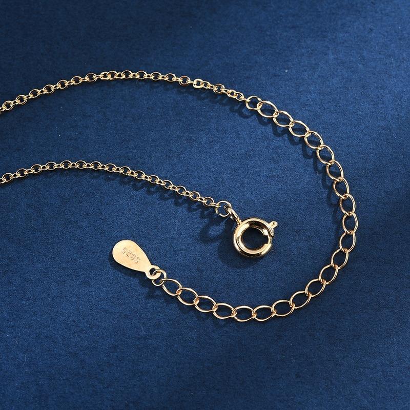 Halskette mit Anhänger aus Zirkonia und Schmetterlings-Anfangsbuchstaben