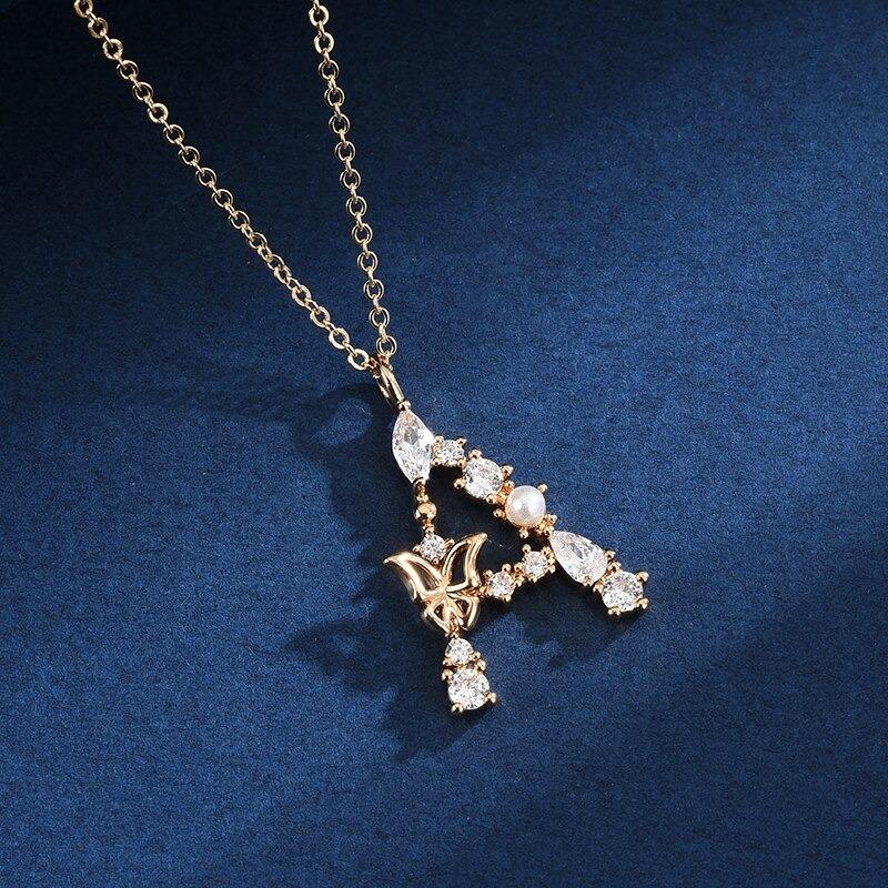 Halskette mit Anhänger aus Zirkonia und Schmetterlings-Anfangsbuchstaben