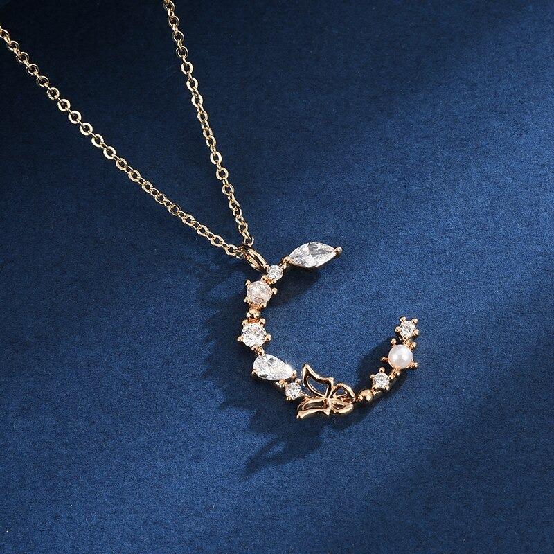 Halskette mit Anhänger aus Zirkonia und Schmetterlings-Anfangsbuchstaben