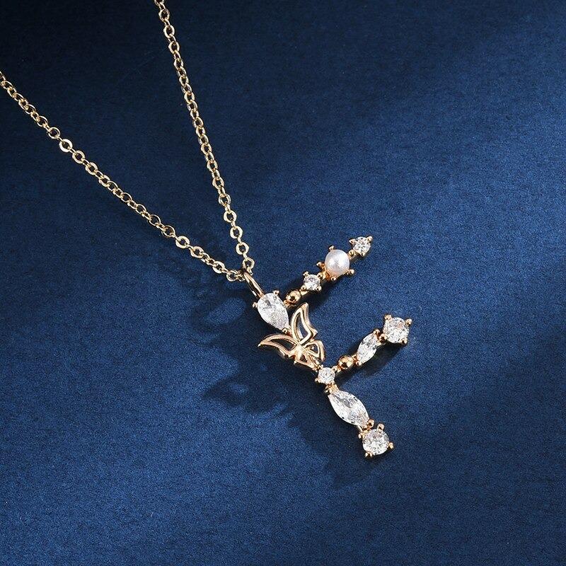 Halskette mit Anhänger aus Zirkonia und Schmetterlings-Anfangsbuchstaben