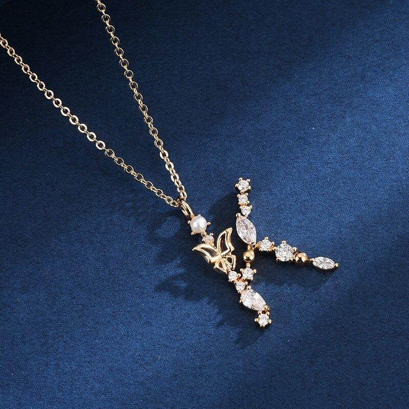 Halskette mit Anhänger aus Zirkonia und Schmetterlings-Anfangsbuchstaben
