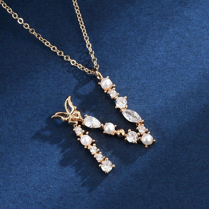 Halskette mit Anhänger aus Zirkonia und Schmetterlings-Anfangsbuchstaben