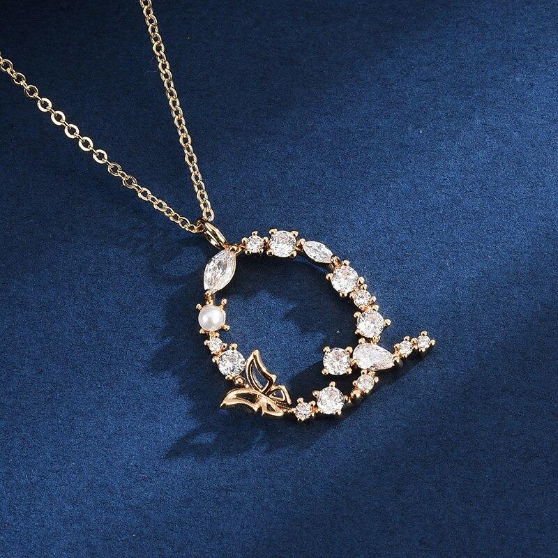 Halskette mit Anhänger aus Zirkonia und Schmetterlings-Anfangsbuchstaben