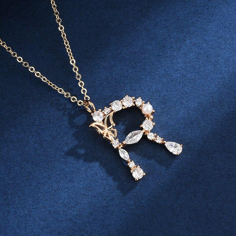 Halskette mit Anhänger aus Zirkonia und Schmetterlings-Anfangsbuchstaben
