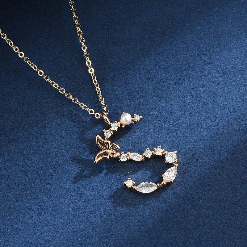 Halskette mit Anhänger aus Zirkonia und Schmetterlings-Anfangsbuchstaben