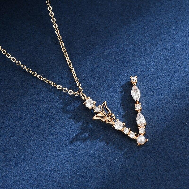 Halskette mit Anhänger aus Zirkonia und Schmetterlings-Anfangsbuchstaben