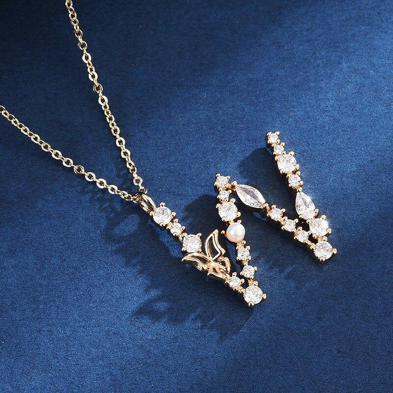 Halskette mit Anhänger aus Zirkonia und Schmetterlings-Anfangsbuchstaben