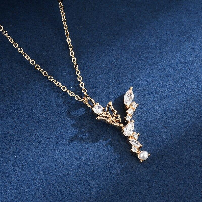 Halskette mit Anhänger aus Zirkonia und Schmetterlings-Anfangsbuchstaben