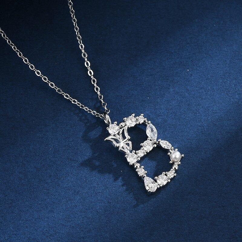 Halskette mit Anhänger aus Zirkonia und Schmetterlings-Anfangsbuchstaben