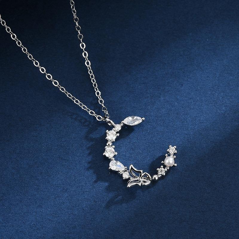 Halskette mit Anhänger aus Zirkonia und Schmetterlings-Anfangsbuchstaben