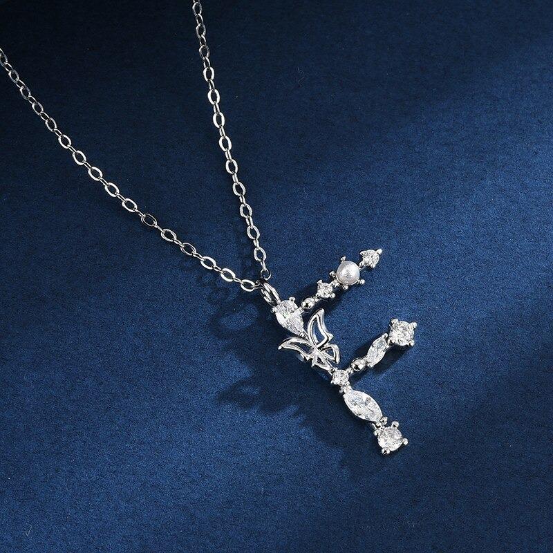 Halskette mit Anhänger aus Zirkonia und Schmetterlings-Anfangsbuchstaben