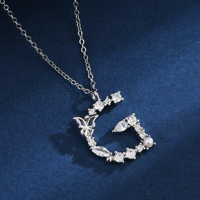 Halskette mit Anhänger aus Zirkonia und Schmetterlings-Anfangsbuchstaben