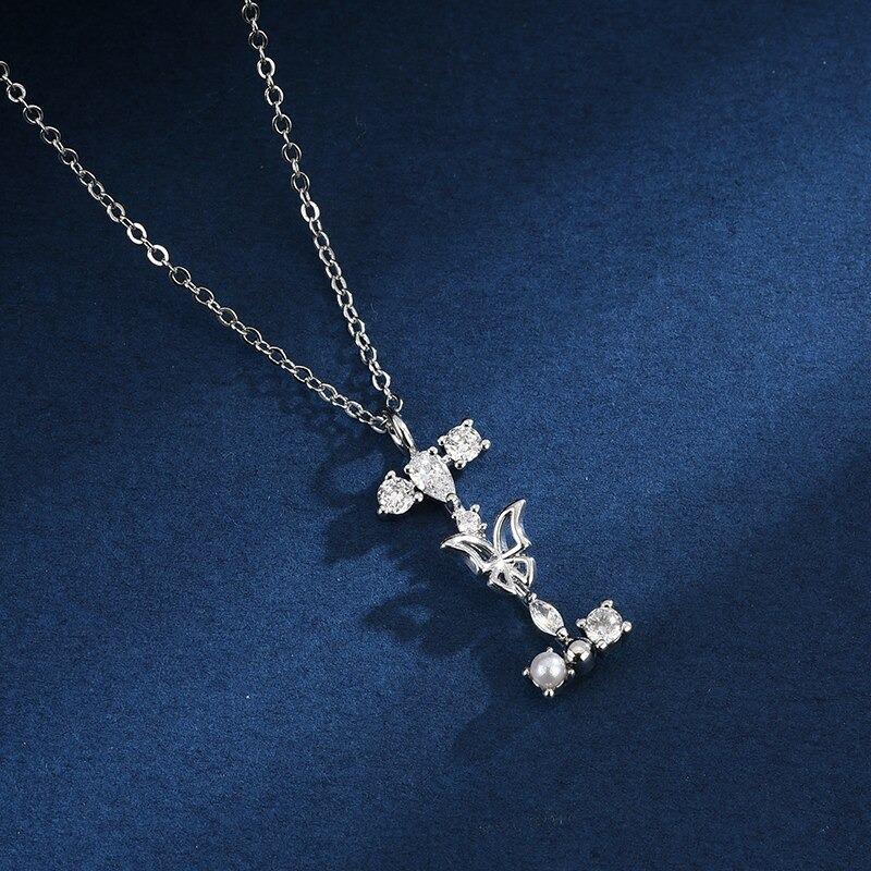 Halskette mit Anhänger aus Zirkonia und Schmetterlings-Anfangsbuchstaben