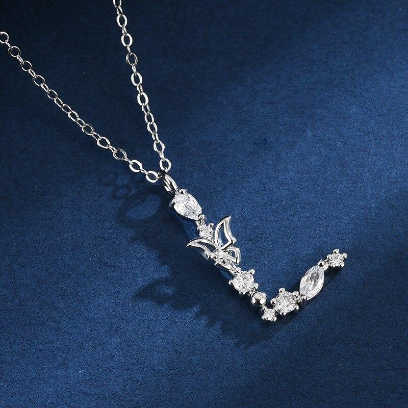 Halskette mit Anhänger aus Zirkonia und Schmetterlings-Anfangsbuchstaben