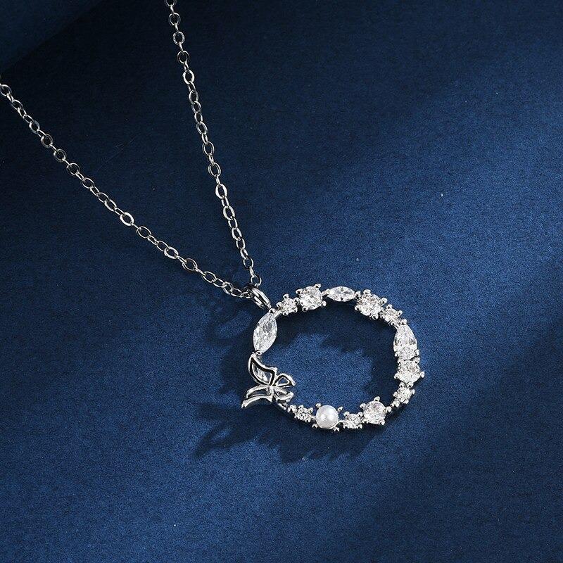 Halskette mit Anhänger aus Zirkonia und Schmetterlings-Anfangsbuchstaben