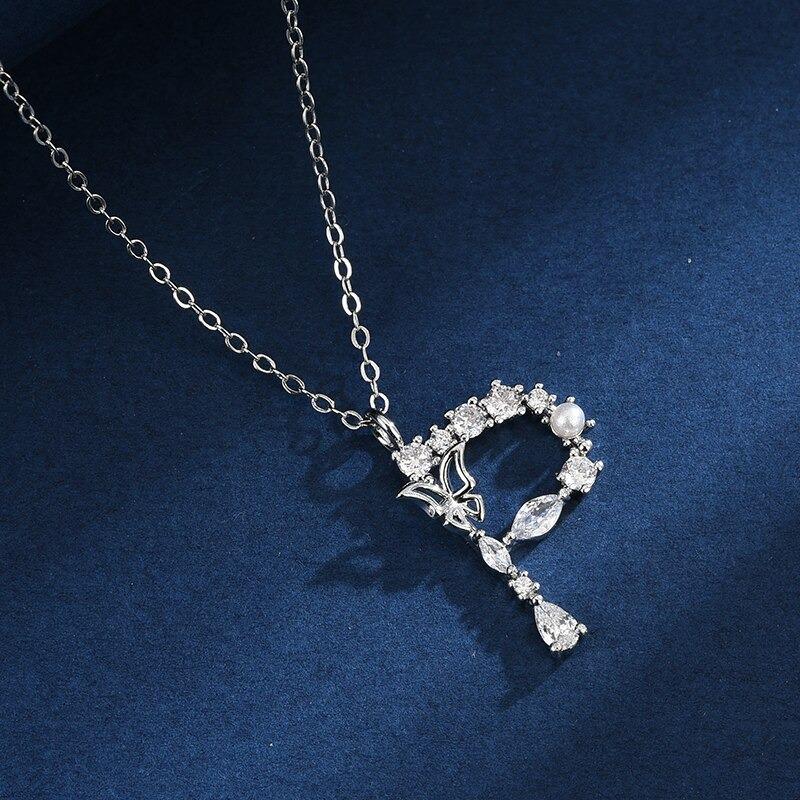 Halskette mit Anhänger aus Zirkonia und Schmetterlings-Anfangsbuchstaben