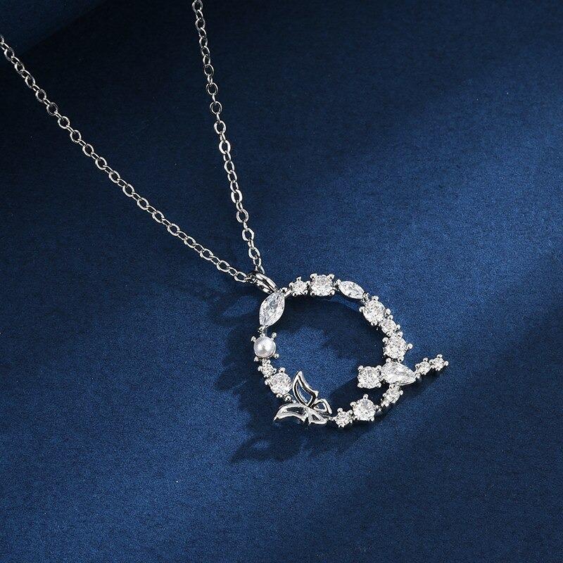 Halskette mit Anhänger aus Zirkonia und Schmetterlings-Anfangsbuchstaben