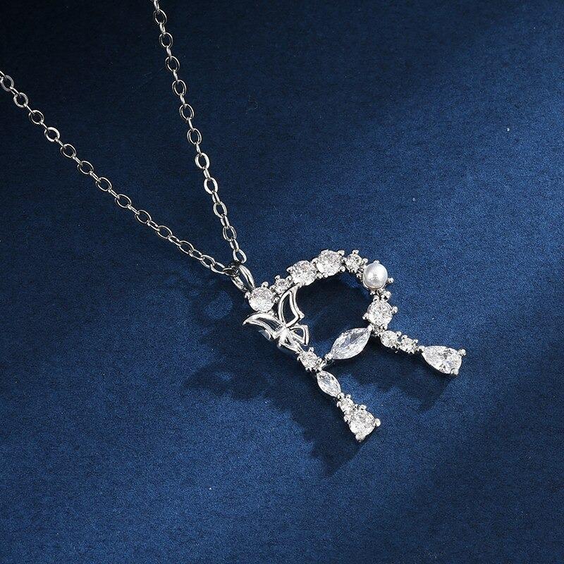 Halskette mit Anhänger aus Zirkonia und Schmetterlings-Anfangsbuchstaben