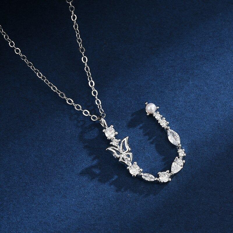 Halskette mit Anhänger aus Zirkonia und Schmetterlings-Anfangsbuchstaben