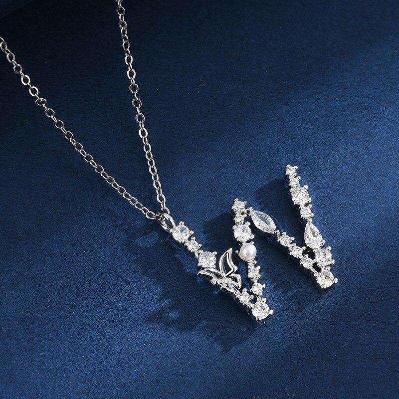 Halskette mit Anhänger aus Zirkonia und Schmetterlings-Anfangsbuchstaben