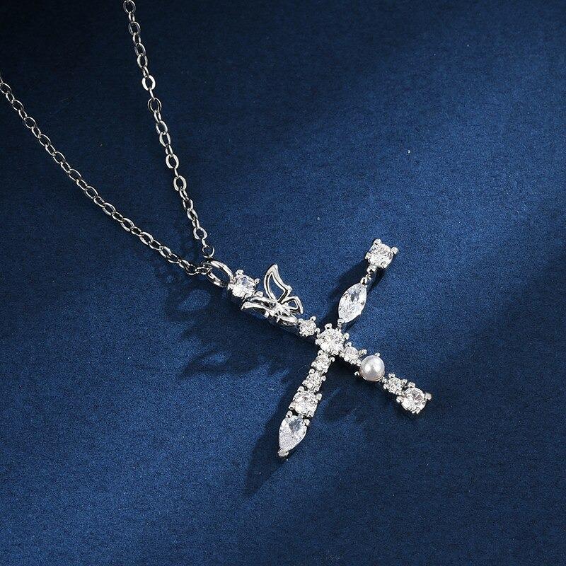 Halskette mit Anhänger aus Zirkonia und Schmetterlings-Anfangsbuchstaben