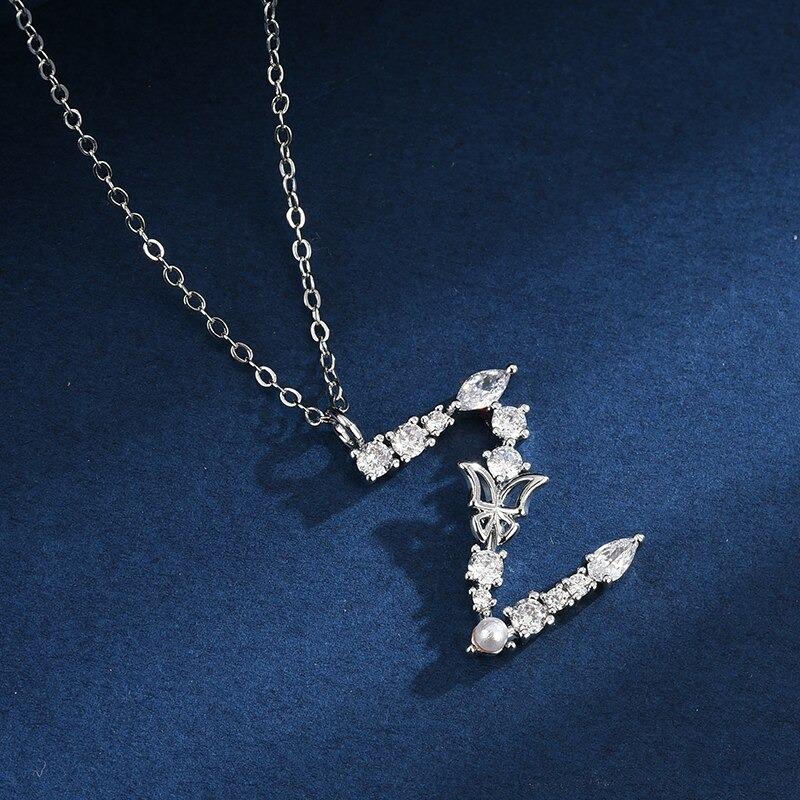 Halskette mit Anhänger aus Zirkonia und Schmetterlings-Anfangsbuchstaben