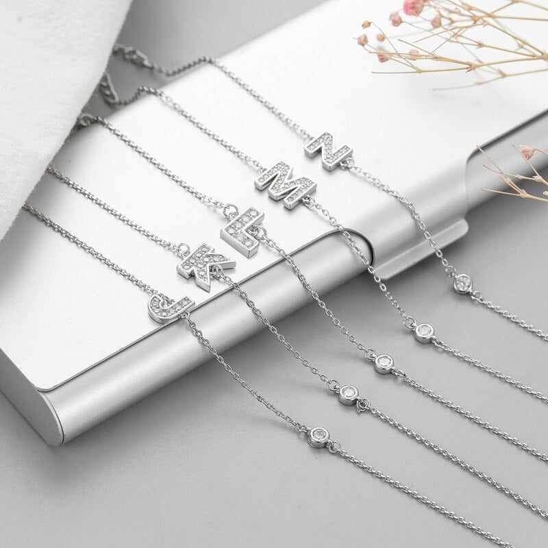 Mit Zirkon verzierte personalisierte Charm-Armbänder mit den Anfangsbuchstaben A–Z