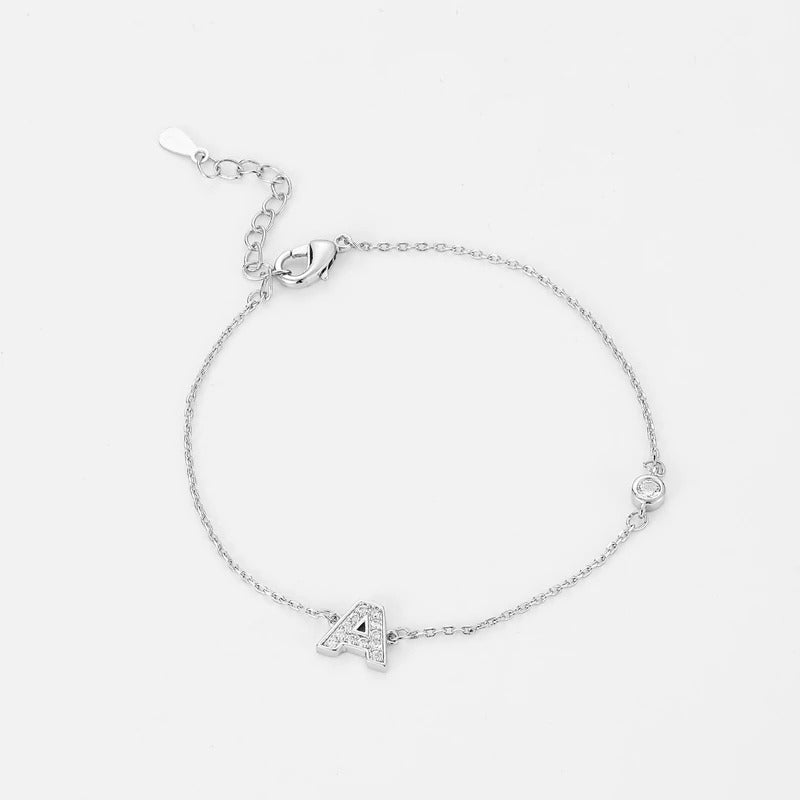 Mit Zirkon verzierte personalisierte Charm-Armbänder mit den Anfangsbuchstaben A–Z