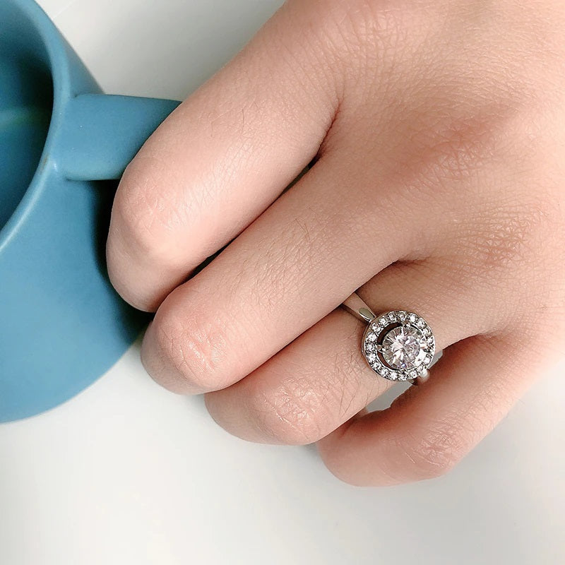 Schmuckset mit runder Halskette, Ohrringen und Ringen in Zirkonia