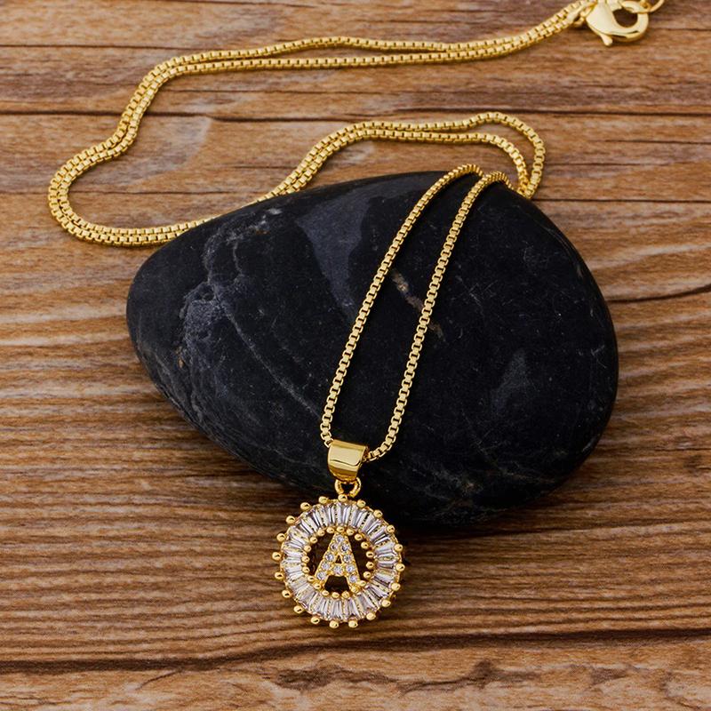 Halskette mit Buchstabenanhänger und Zirkonia