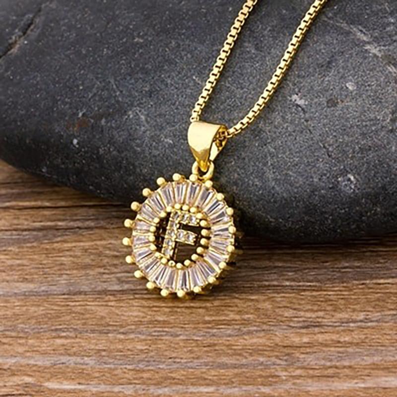 Halskette mit Buchstabenanhänger und Zirkonia