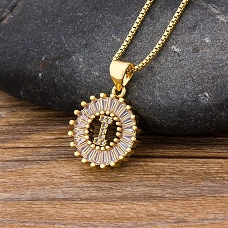 Halskette mit Buchstabenanhänger und Zirkonia