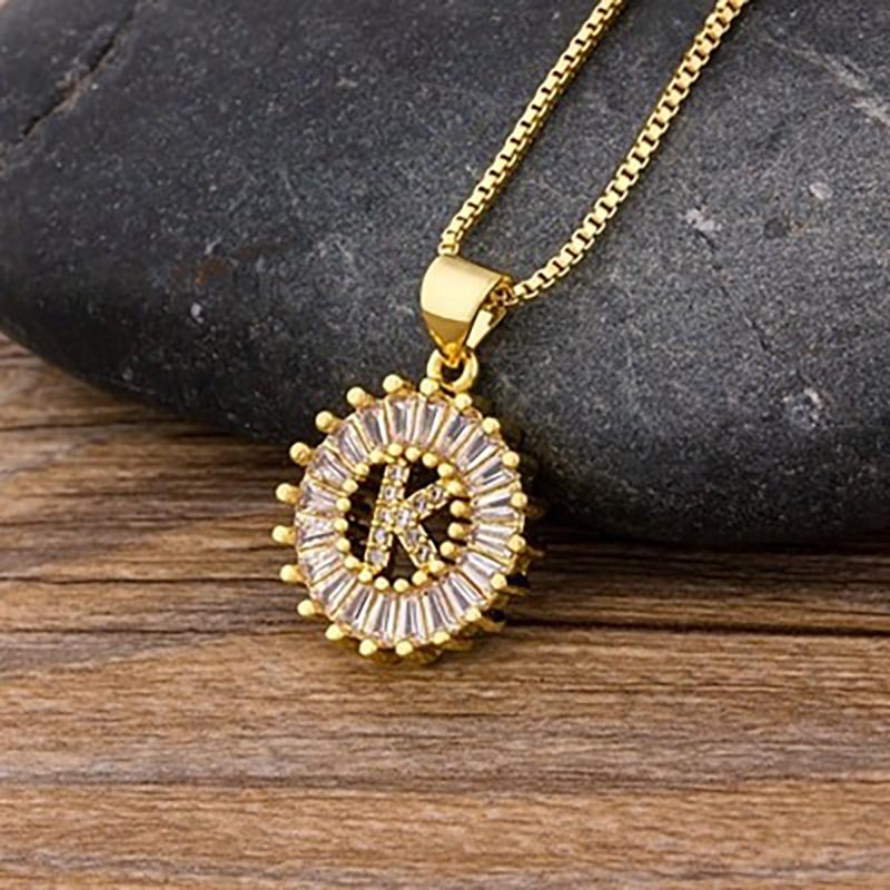 Halskette mit Buchstabenanhänger und Zirkonia