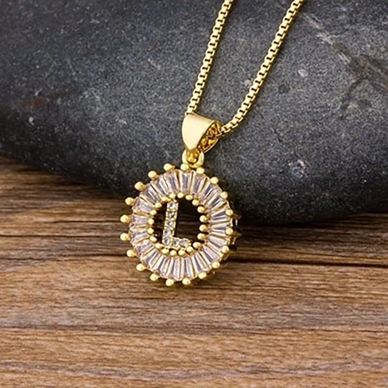 Halskette mit Buchstabenanhänger und Zirkonia