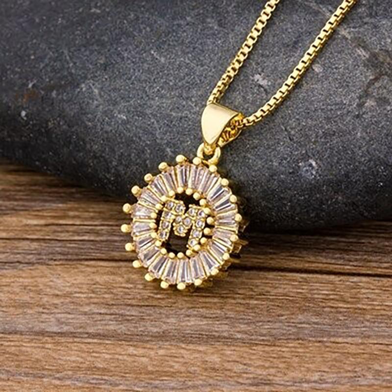 Halskette mit Buchstabenanhänger und Zirkonia