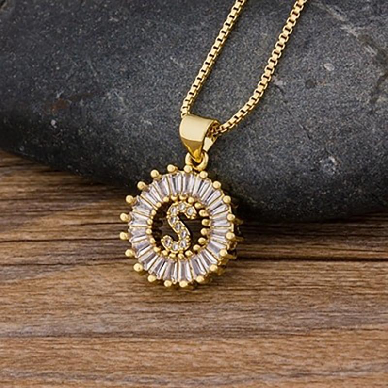 Halskette mit Buchstabenanhänger und Zirkonia