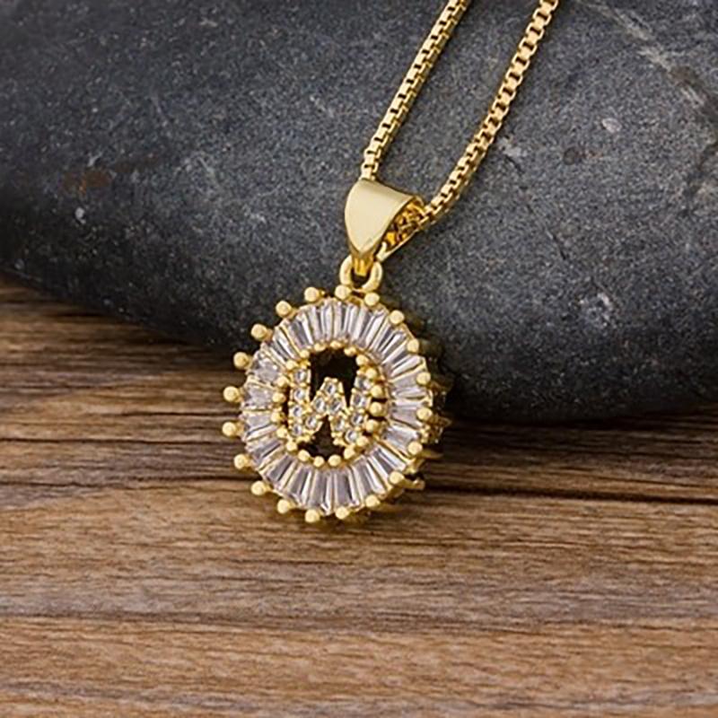 Halskette mit Buchstabenanhänger und Zirkonia