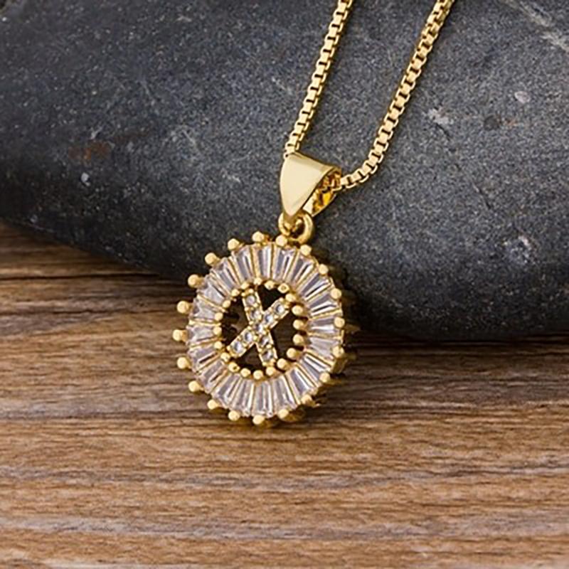 Halskette mit Buchstabenanhänger und Zirkonia