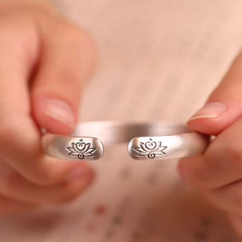 Carmiora Lotusblüten-Herz-Sutra-Armband aus weißem Kupfer, heilendes Glück