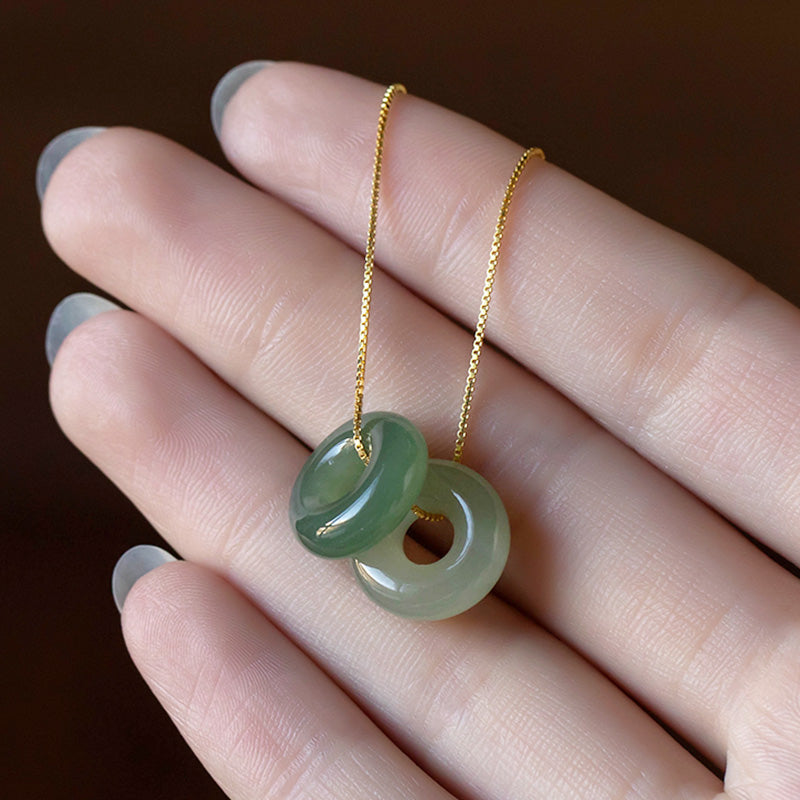 Carmiora natürlicher runder Jade-Halskettenanhänger mit Friedensschnalle und Glücksfülle