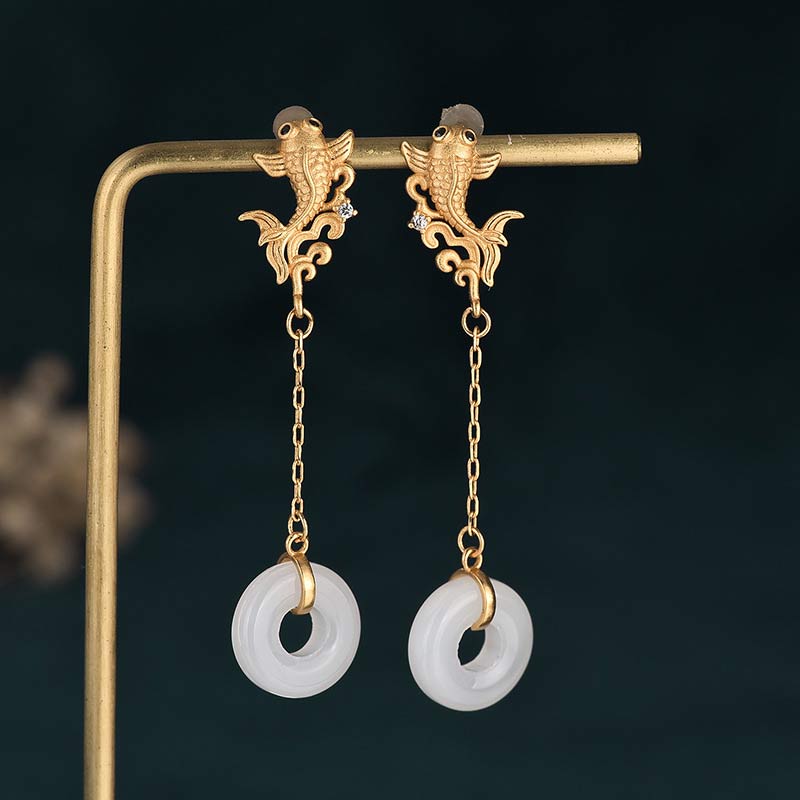 Carmiora FengShui Koi Glücksohrringe aus weißer Jade