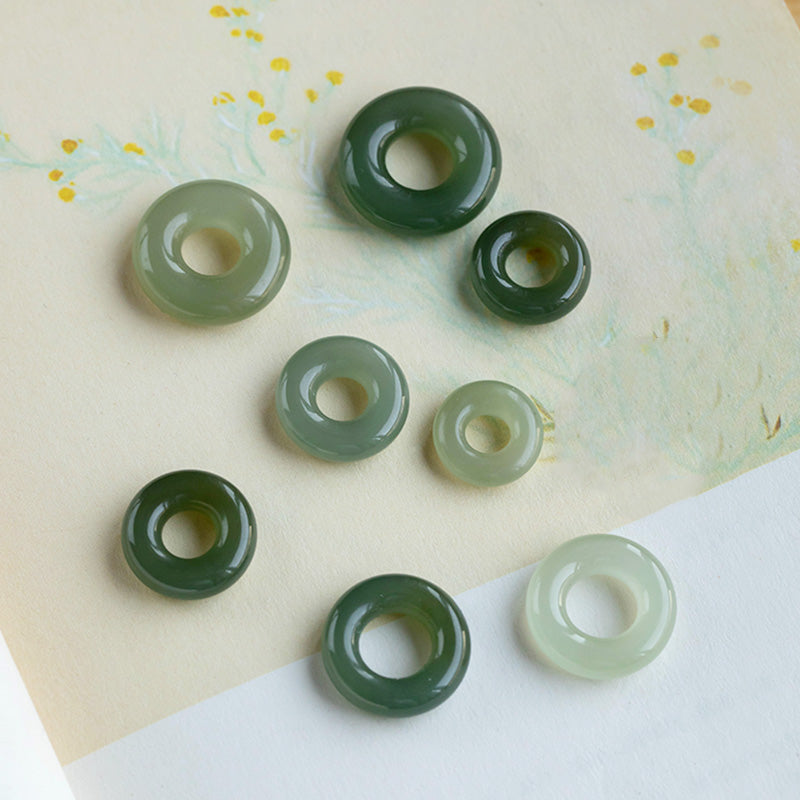 Carmiora natürlicher runder Jade-Halskettenanhänger mit Friedensschnalle und Glücksfülle