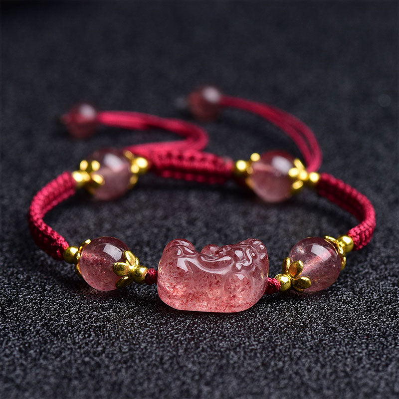 Carmiora Natürliches Erdbeer-Kristall-Pixiu-Charm-Glücksarmband mit roter Schnur